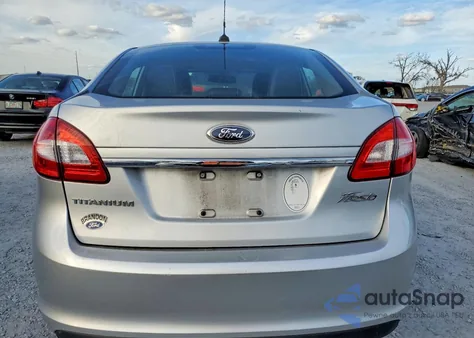 2013 Ford Fiesta Titanium z USA, uszkodzony, nr VIN 3FADP4CJ5DM173353